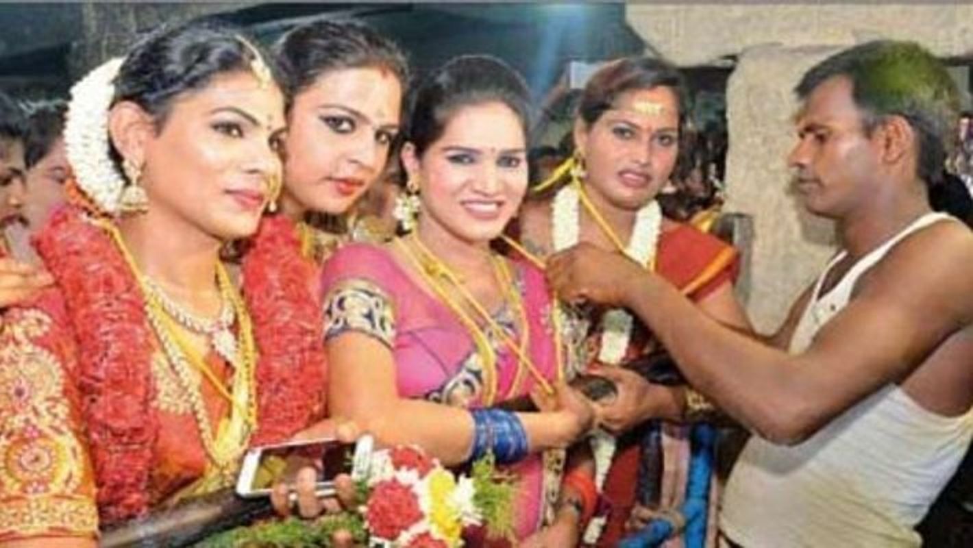 Temple priest ties thaali.